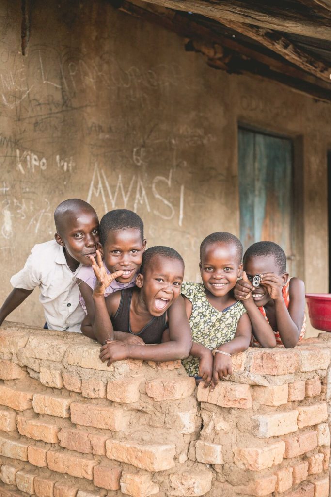 Grupo de niños tanzanicos sonriendo a la cámara